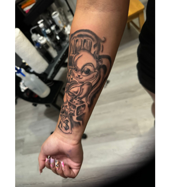 Tatuaje en brazo con diseño de reloj y rosas en tinta negra Título